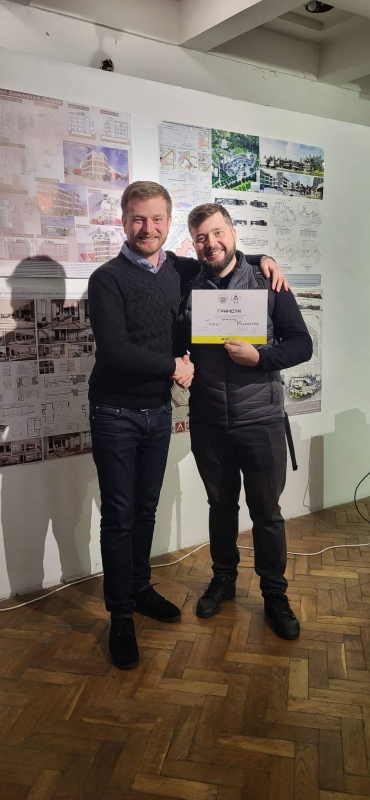 Фото із заходу