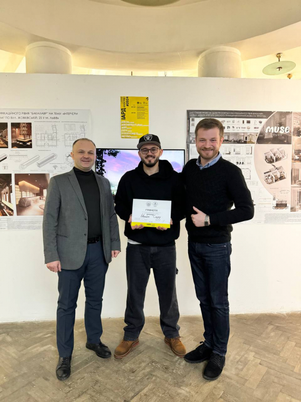 Фото із заходу