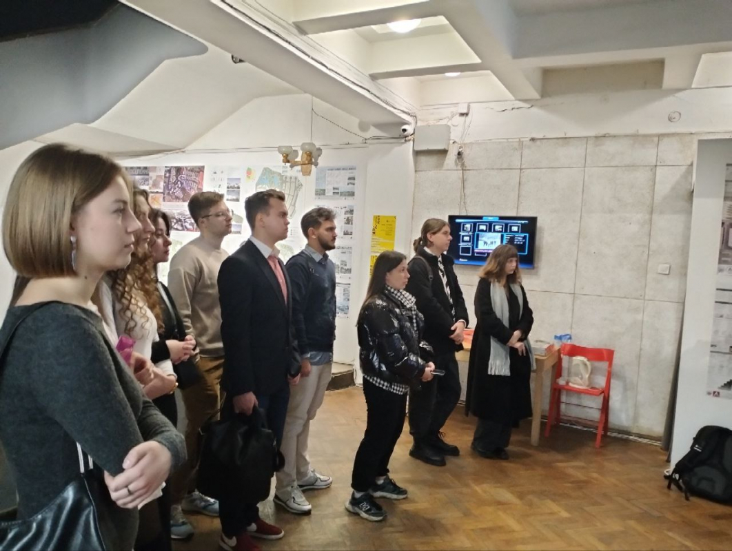 Фото із заходу