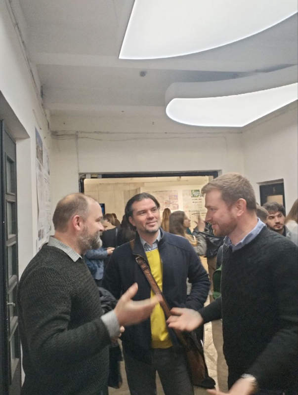 Фото із заходу