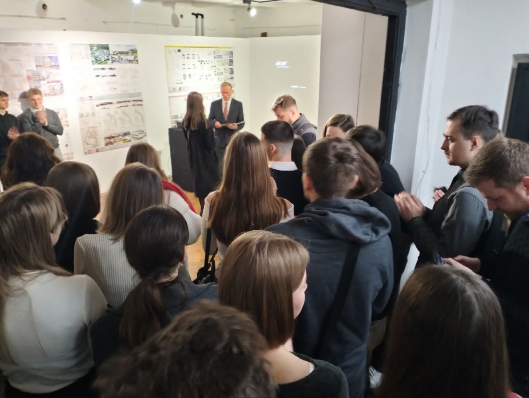 Фото із заходу