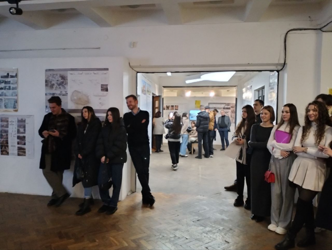 Фото із заходу