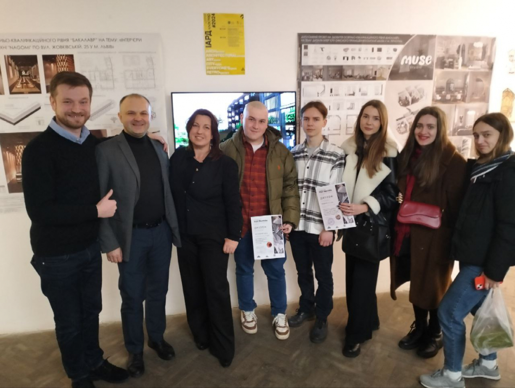 Фото із заходу