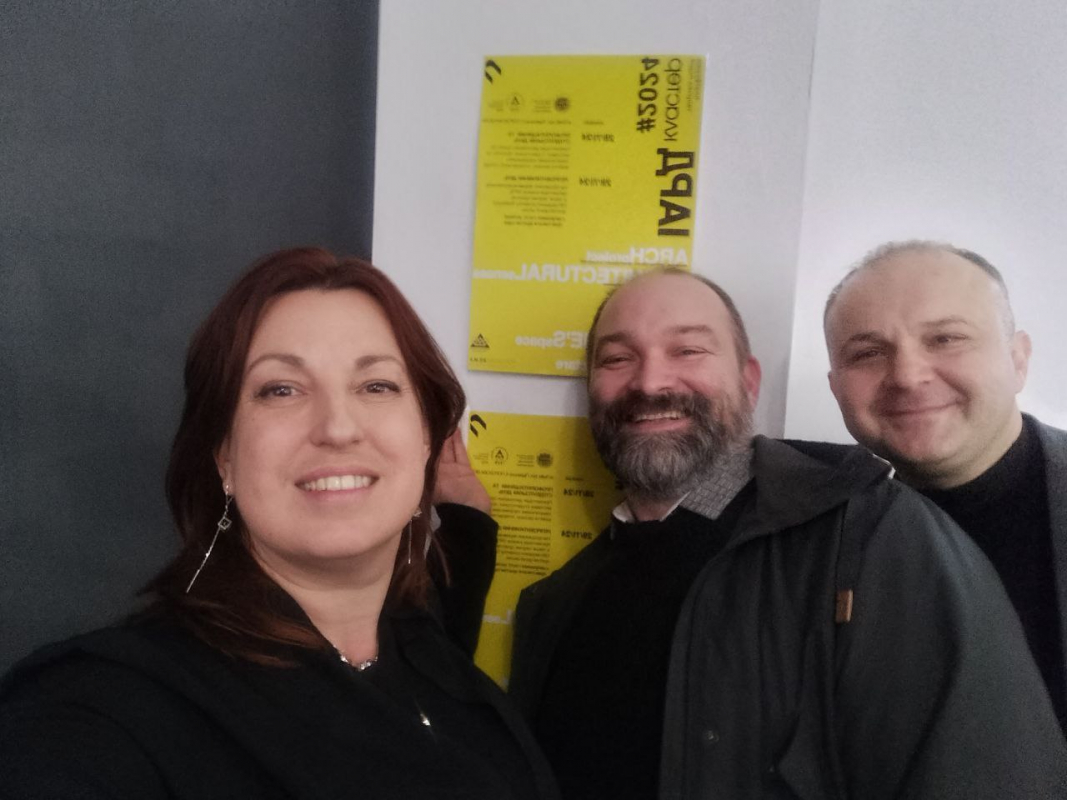 Фото із заходу