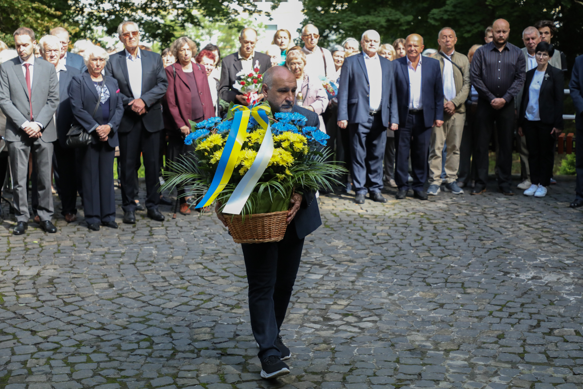 Фото із вшанування пам’яті розстріляних львівських науковців