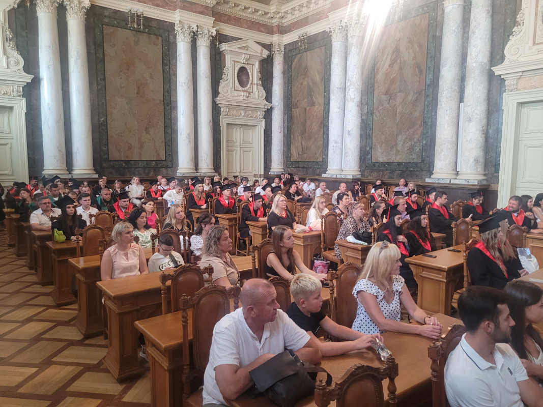 Фото із вручення дипломів