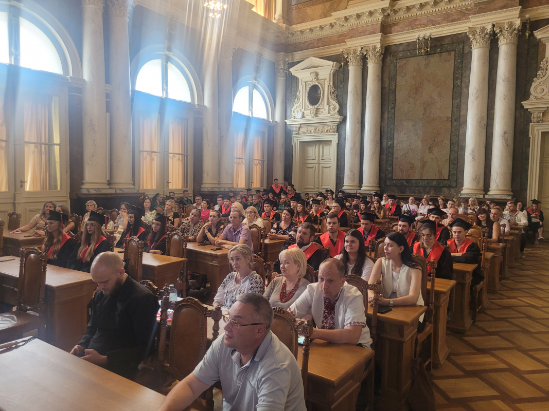 Фото із вручення дипломів