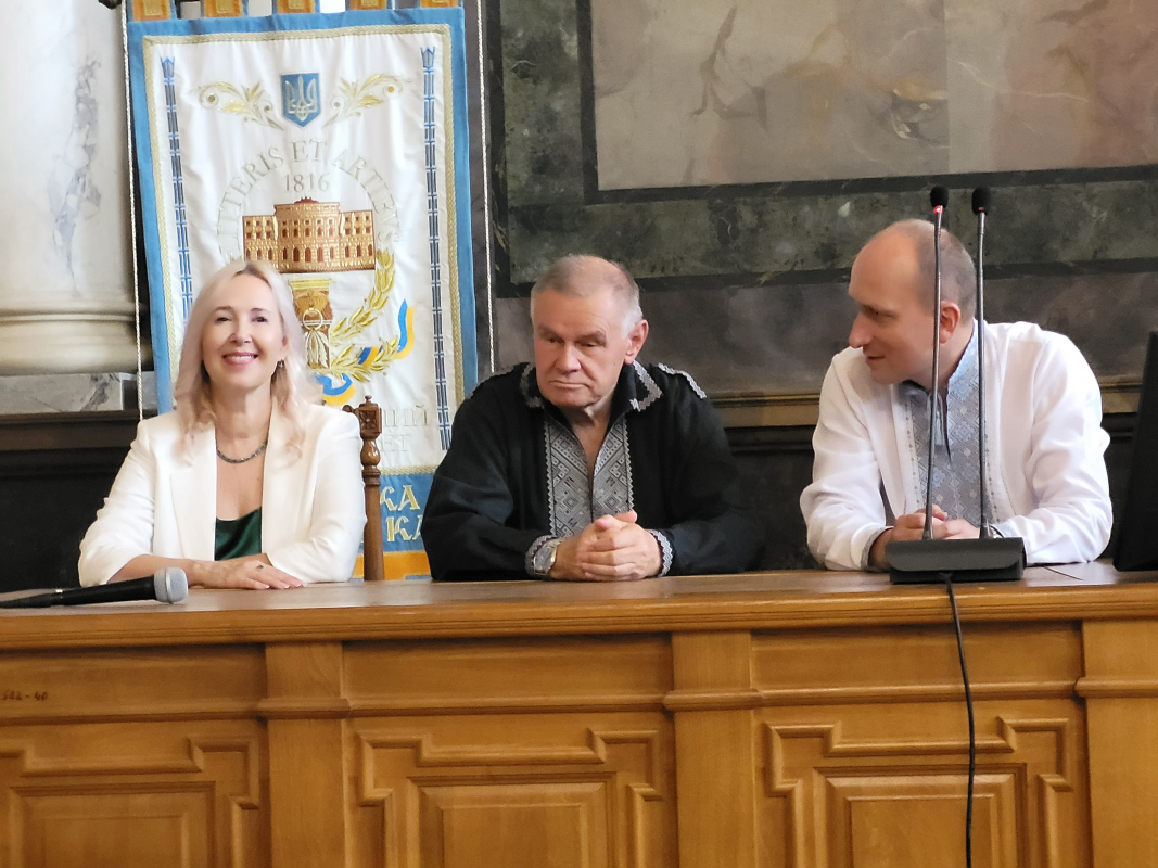 Фото із вручення дипломів