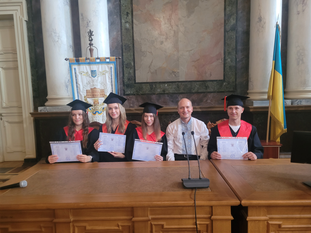 Фото із вручення дипломів