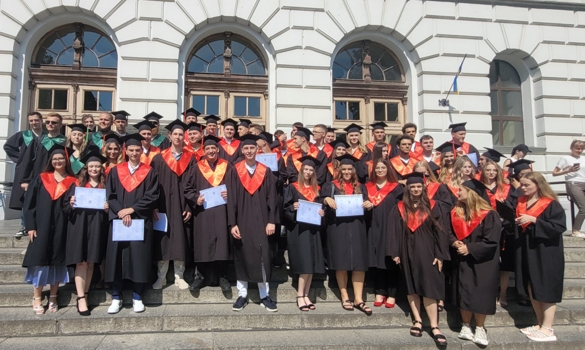 Фото із вручення дипломів