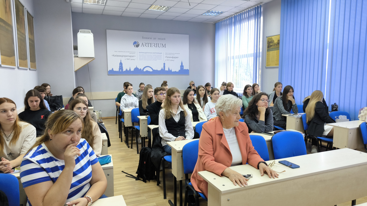 Фото із заходу