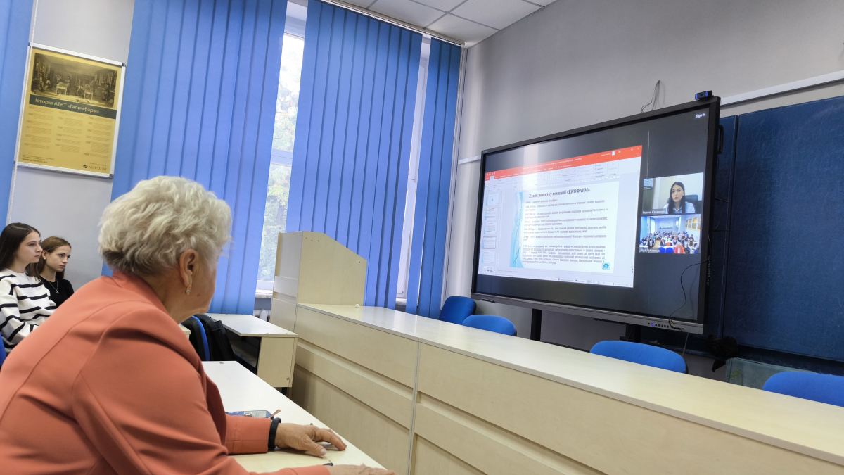 Фото із заходу