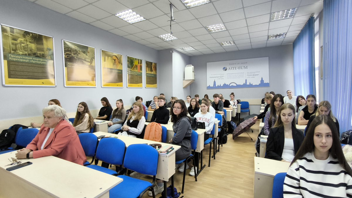 Фото із заходу