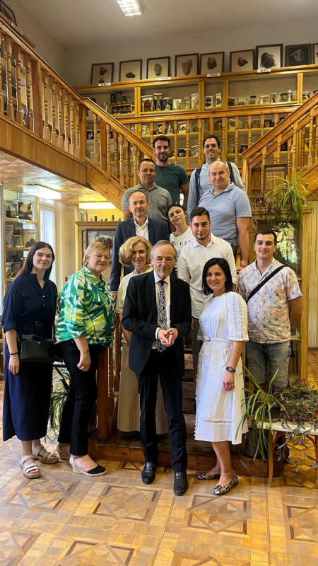 Фото із заходу