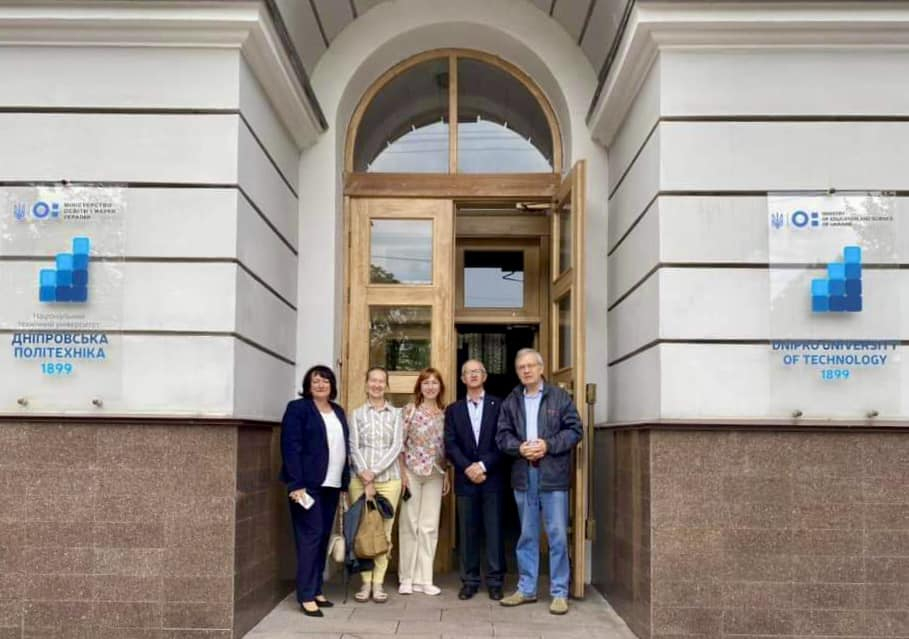 Фото із заходу