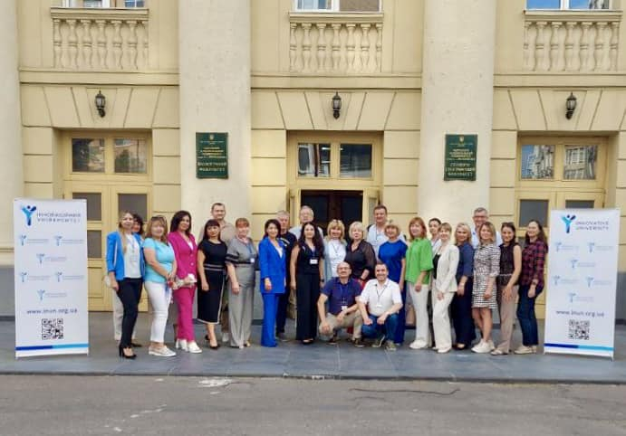 Фото із заходу