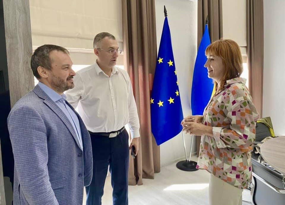 Фото із заходу