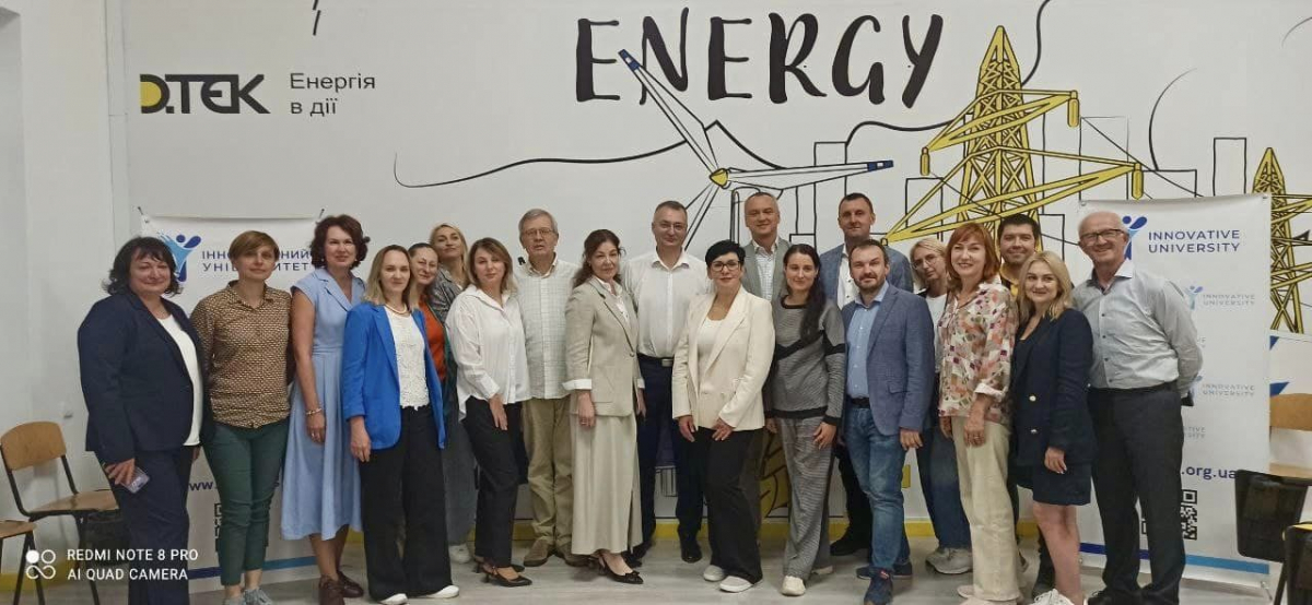 Фото із заходу