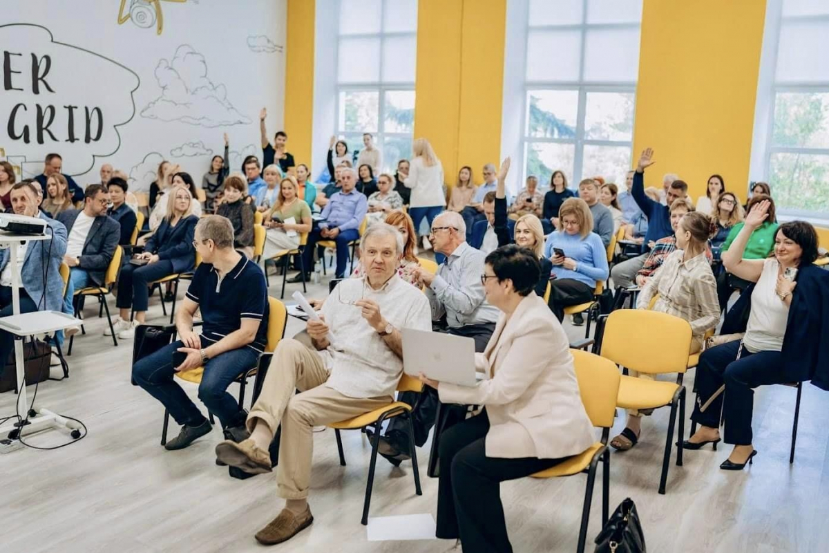 Фото із заходу