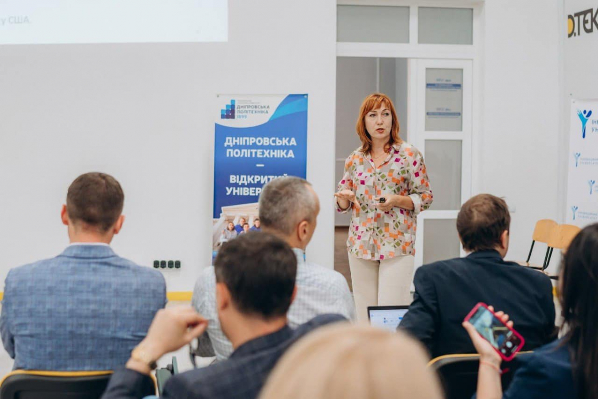 Фото із заходу