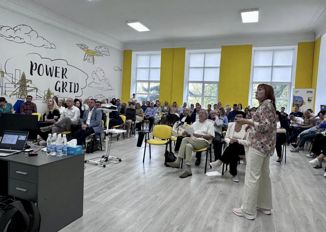 Фото із заходу