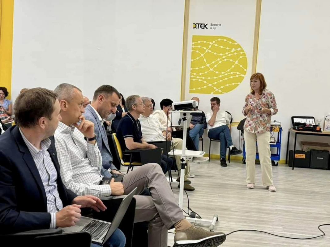 Фото із заходу