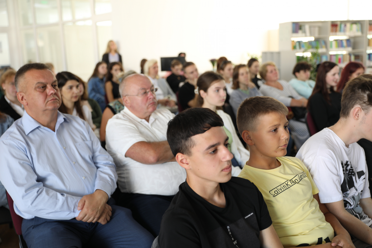 Фото із заходу