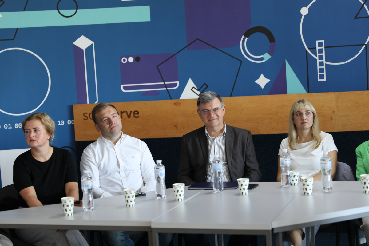 Фото із заходу