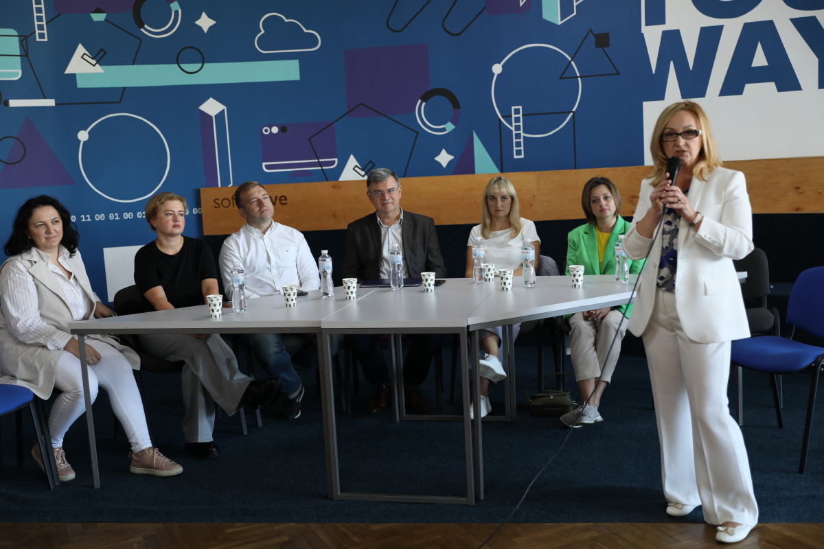 Фото із заходу