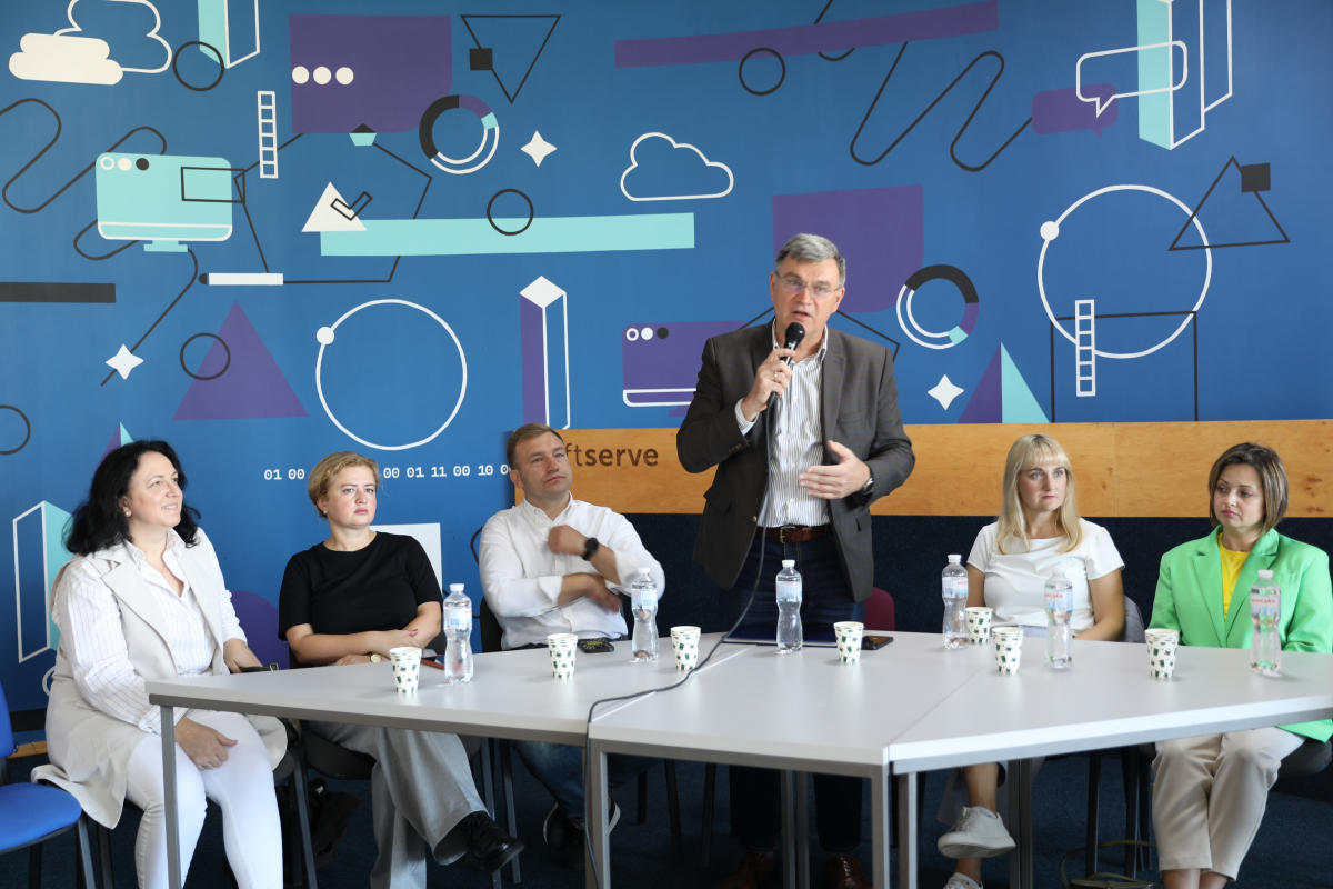 Фото із заходу