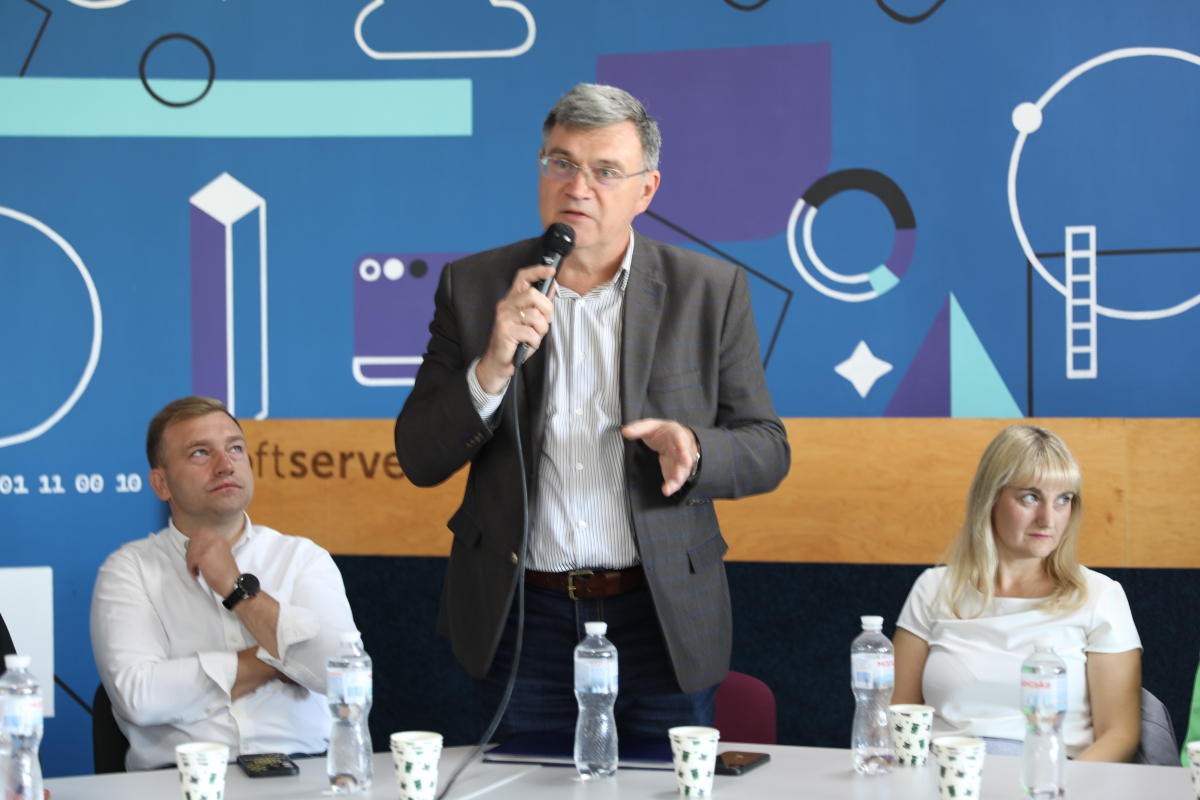 Фото із заходу