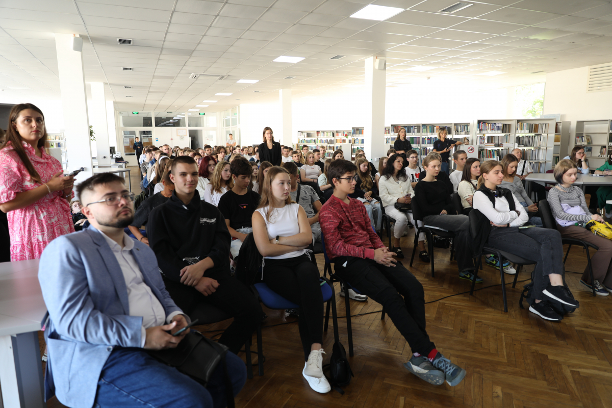 Фото із заходу