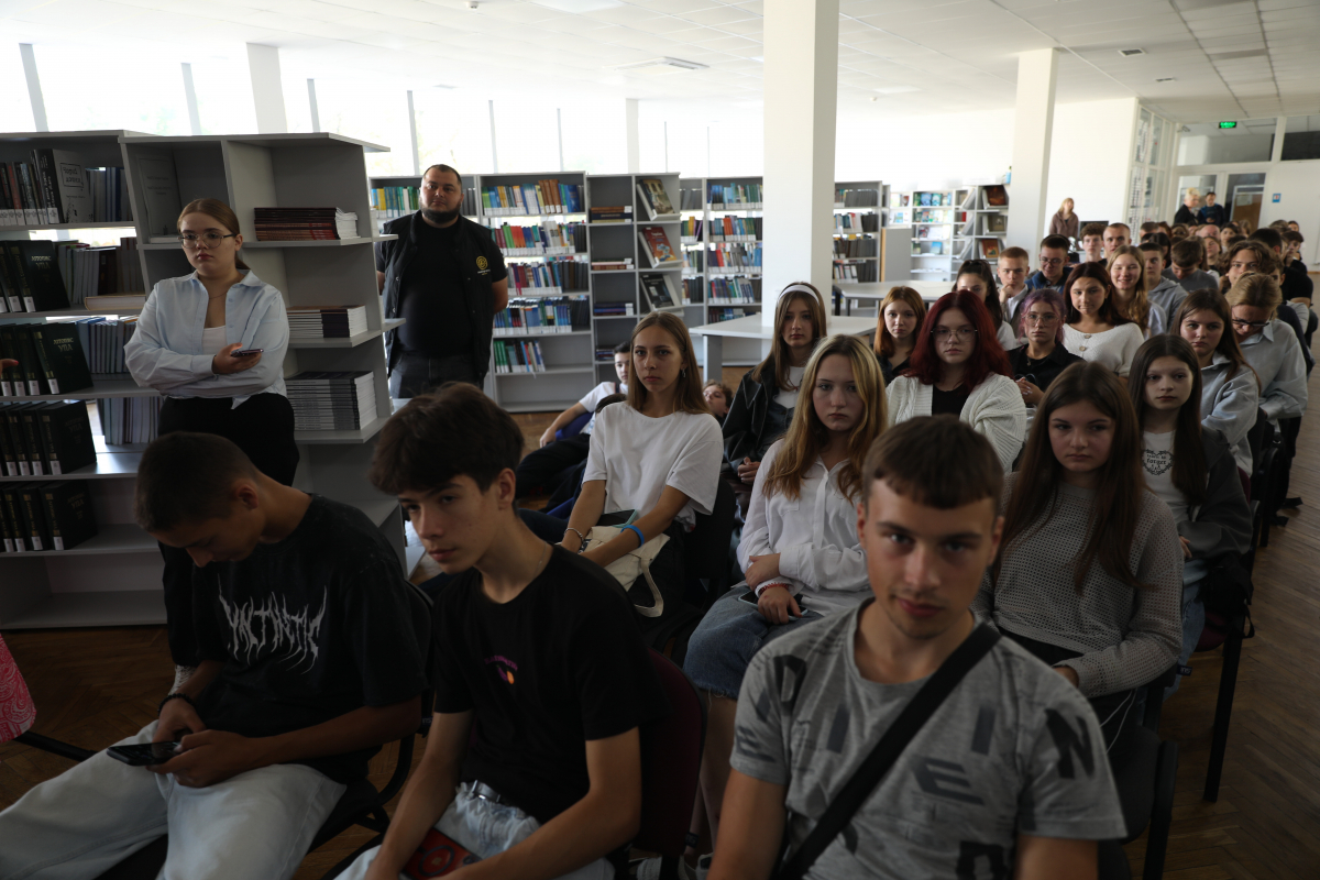 Фото із заходу