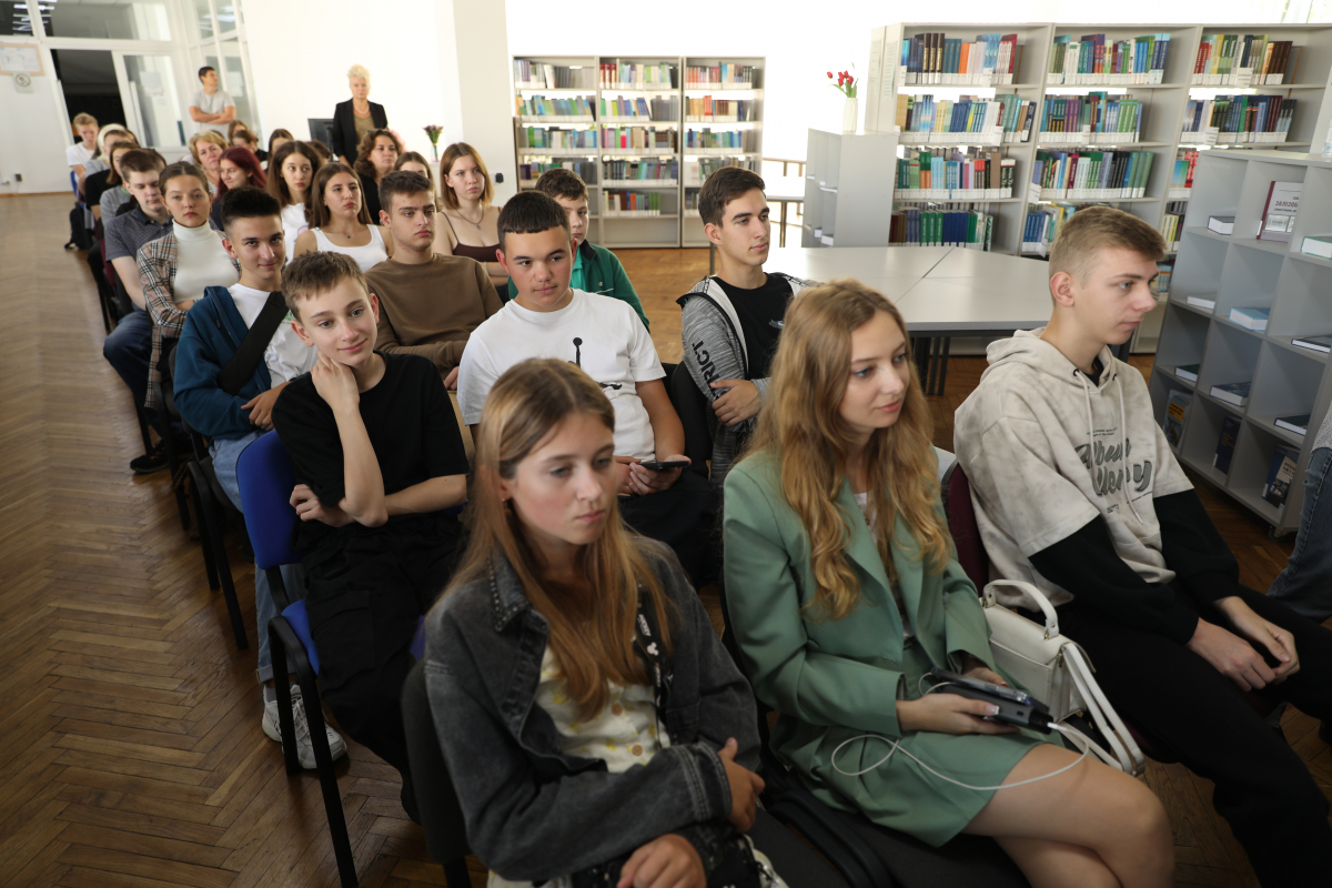 Фото із заходу