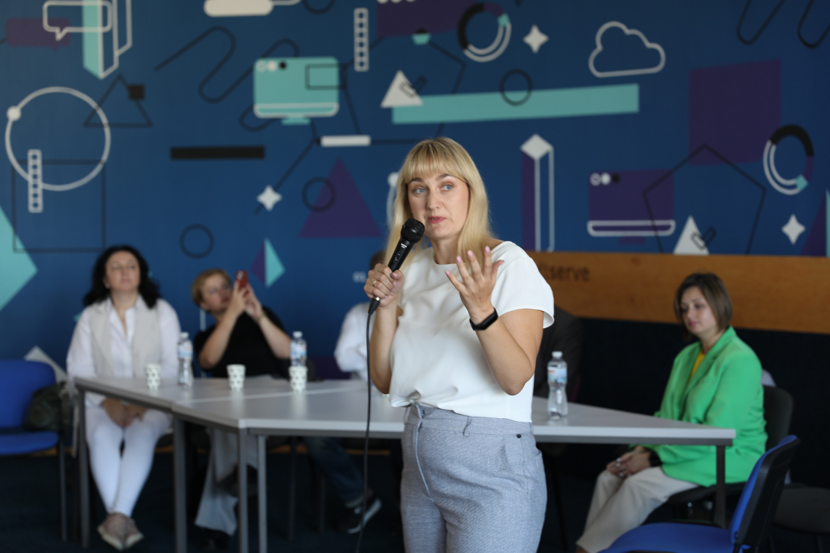 Фото із заходу