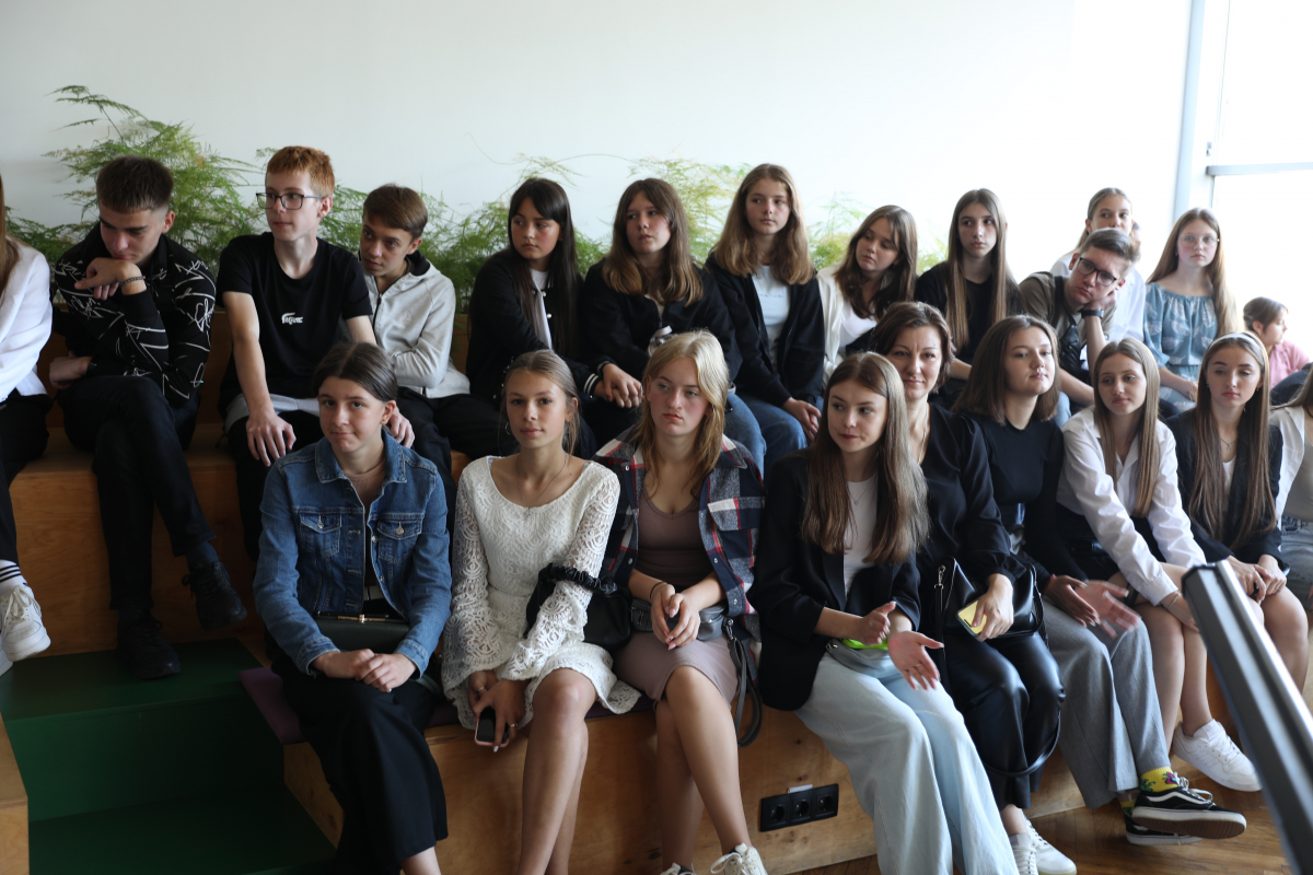 Фото із заходу