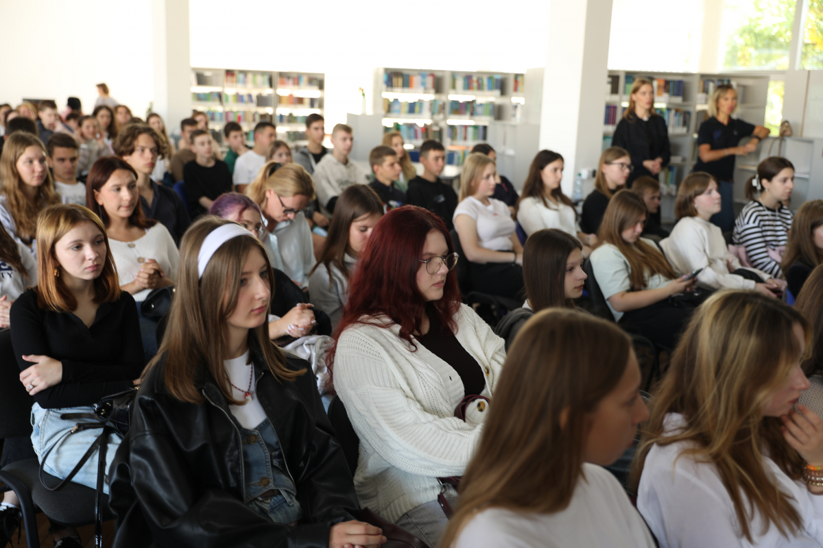 Фото із заходу