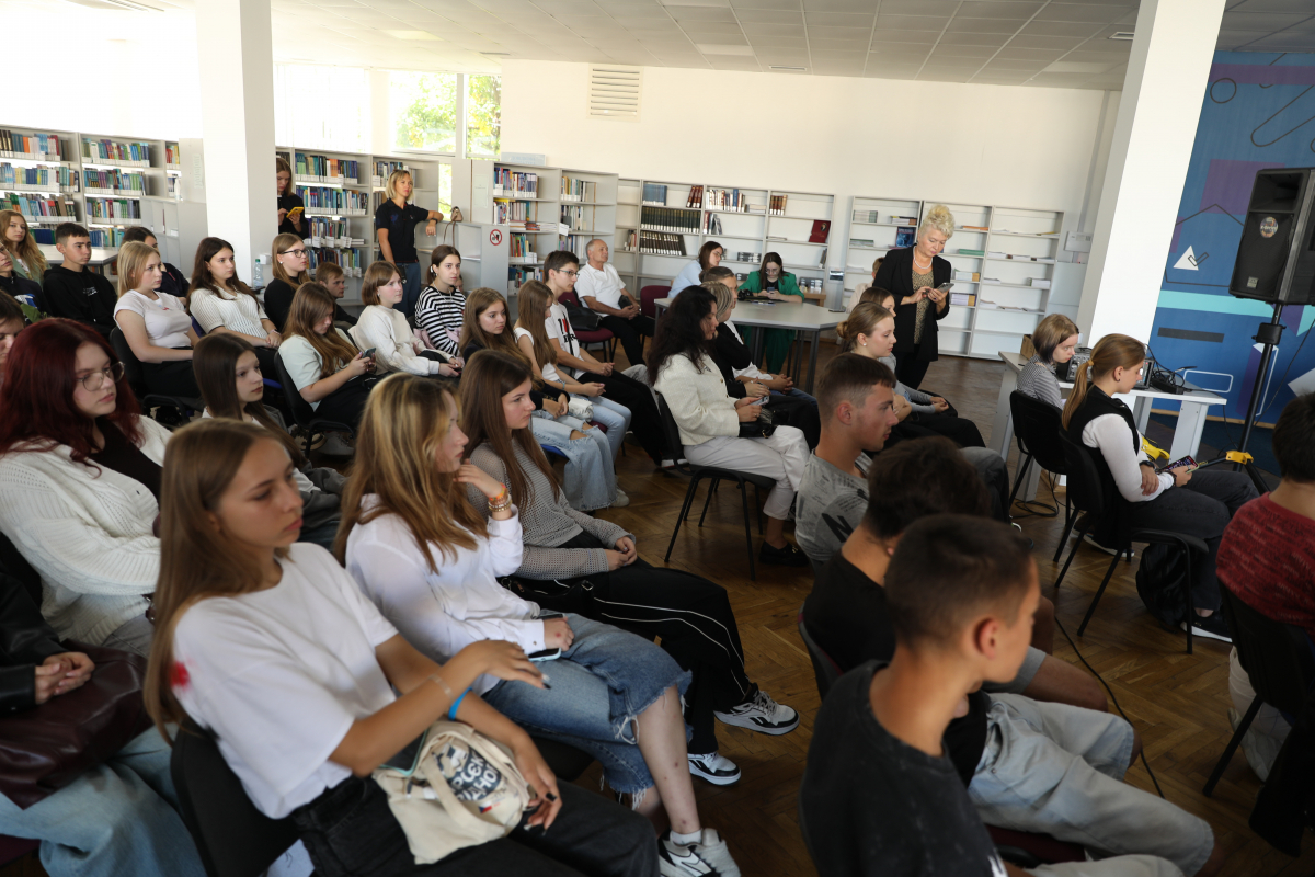 Фото із заходу