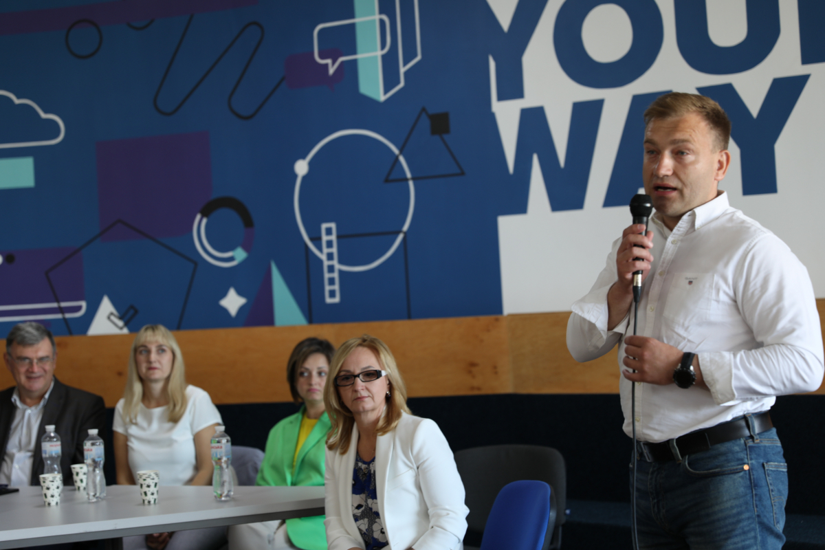 Фото із заходу