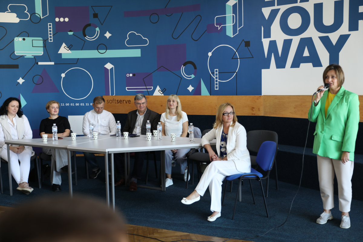 Фото із заходу