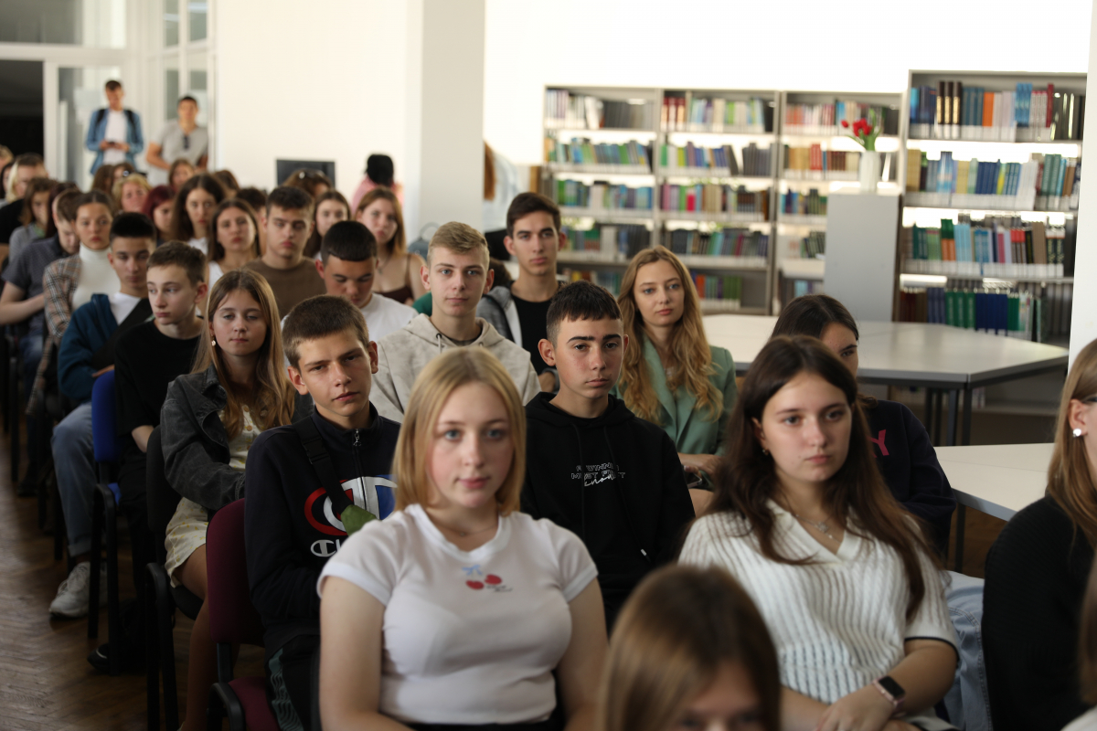 Фото із заходу