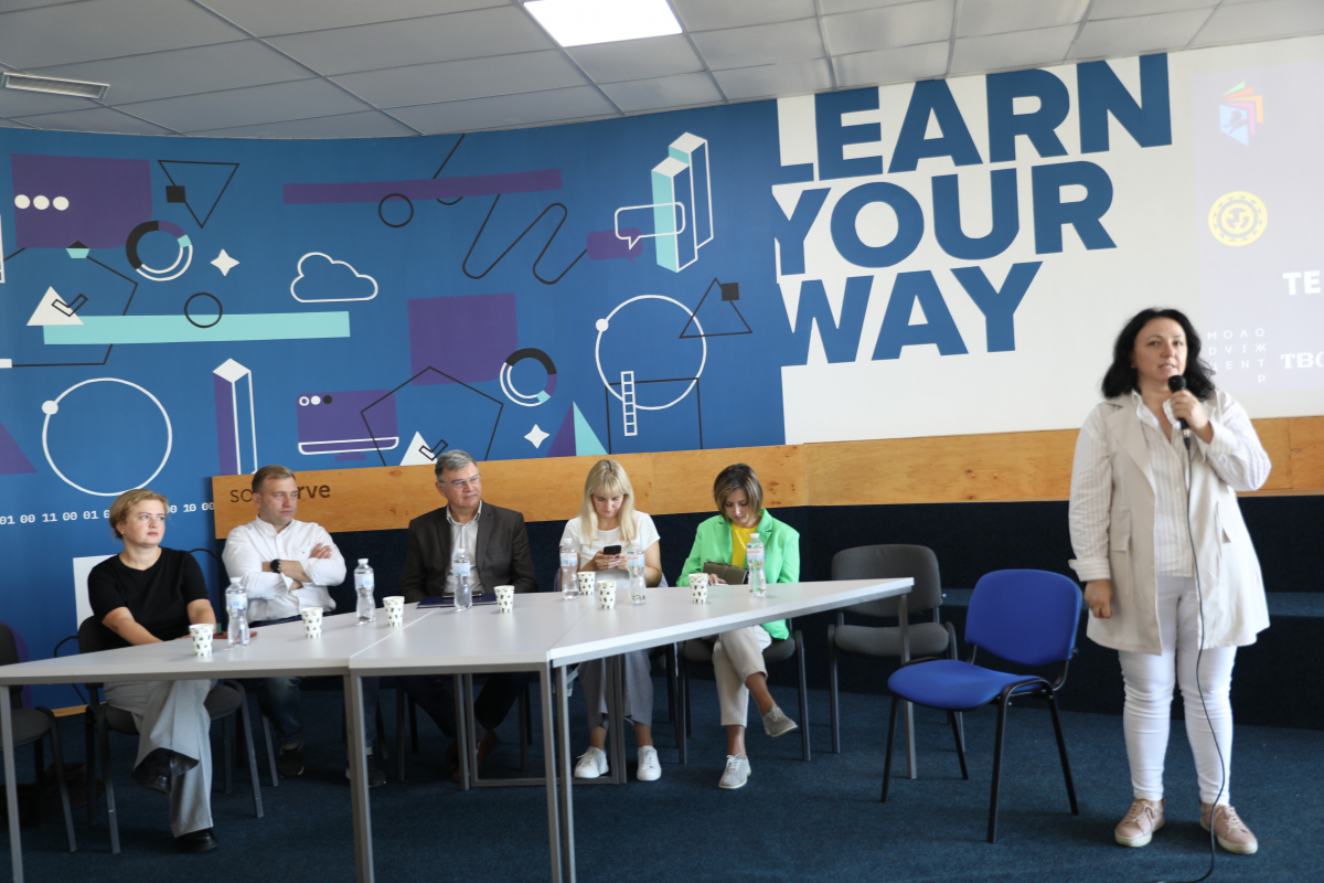 Фото із заходу