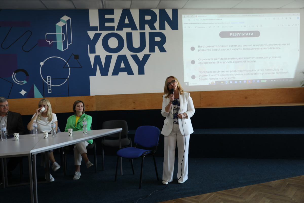 Фото із заходу