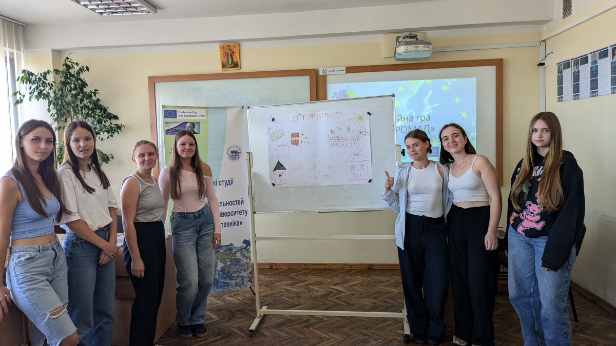 Фото із заходу