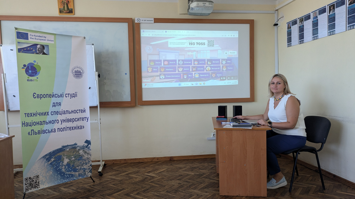 Фото із заходу