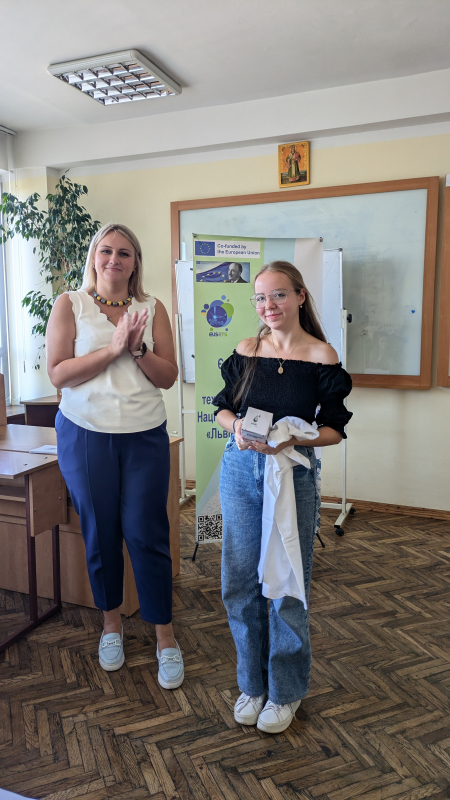 Фото із заходу