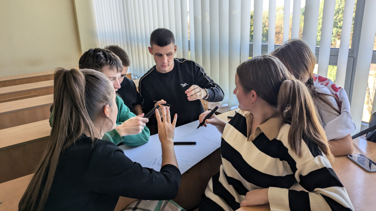 Фото із заходу