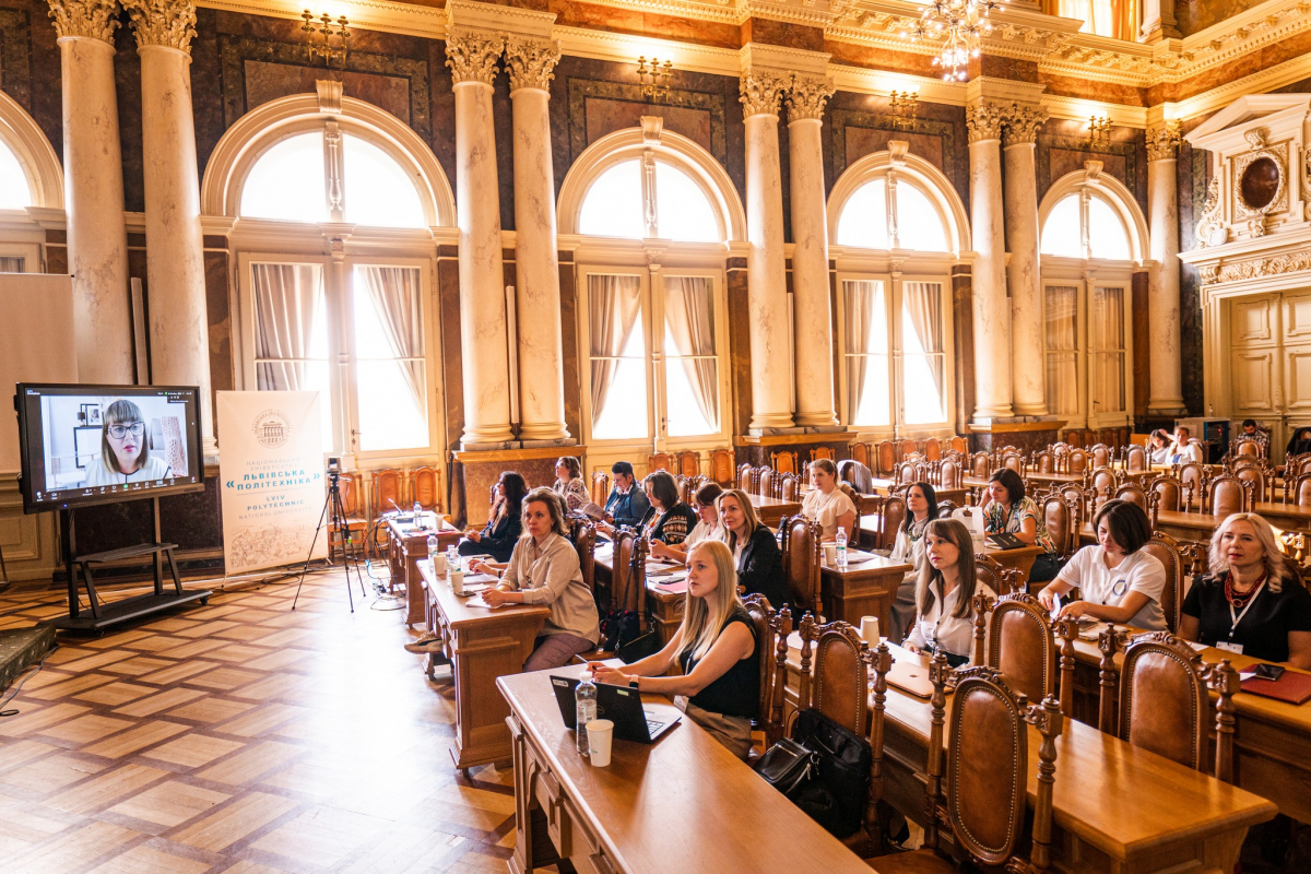 Фото із заходу програми