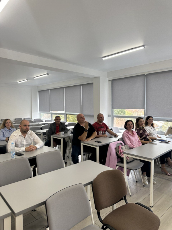 Фото із заходу