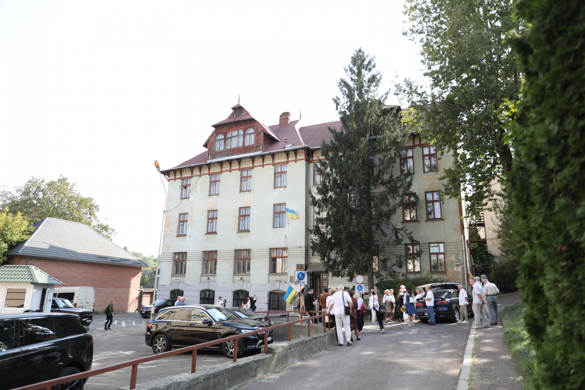 Фото з відкриття горельєфа